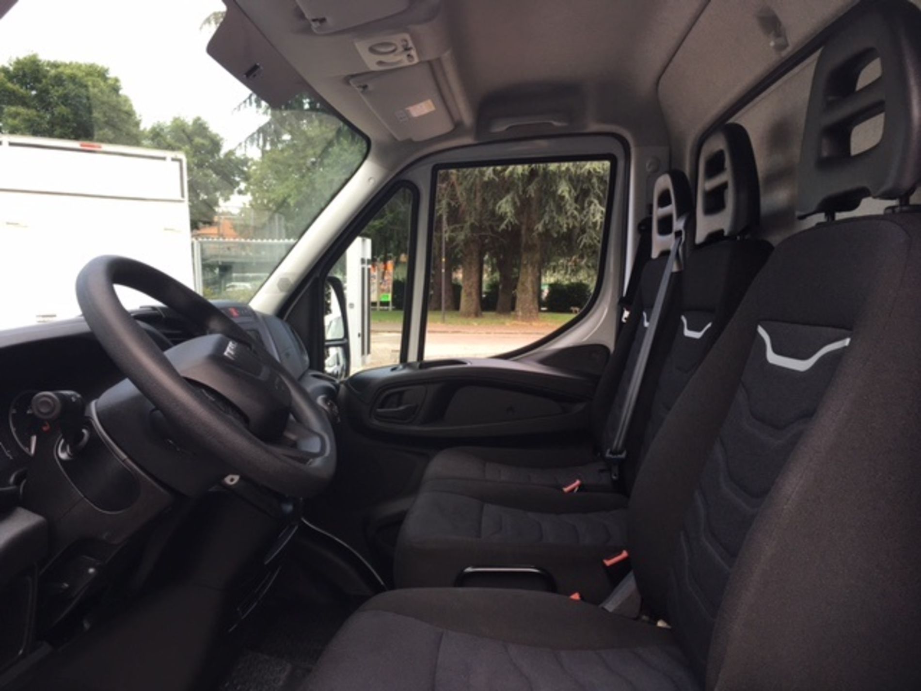 IVECO IVECO DAILY 35C16 CON SPONDA IDRAULICA E BOX - AUTO INDUSTRIALE BERGAMASCA