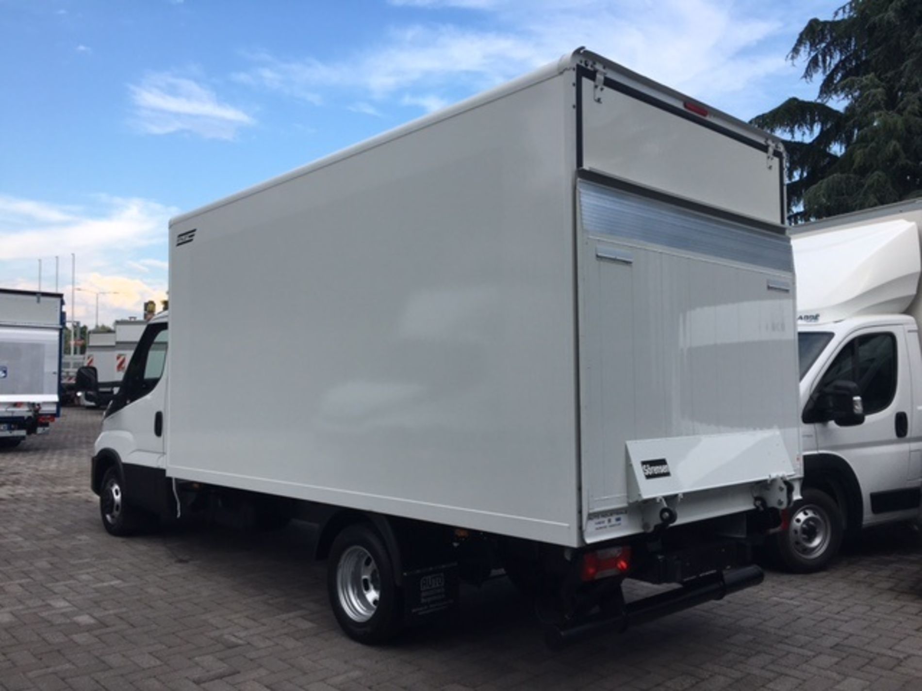 IVECO IVECO DAILY 35C16 CON SPONDA IDRAULICA E BOX - AUTO INDUSTRIALE BERGAMASCA