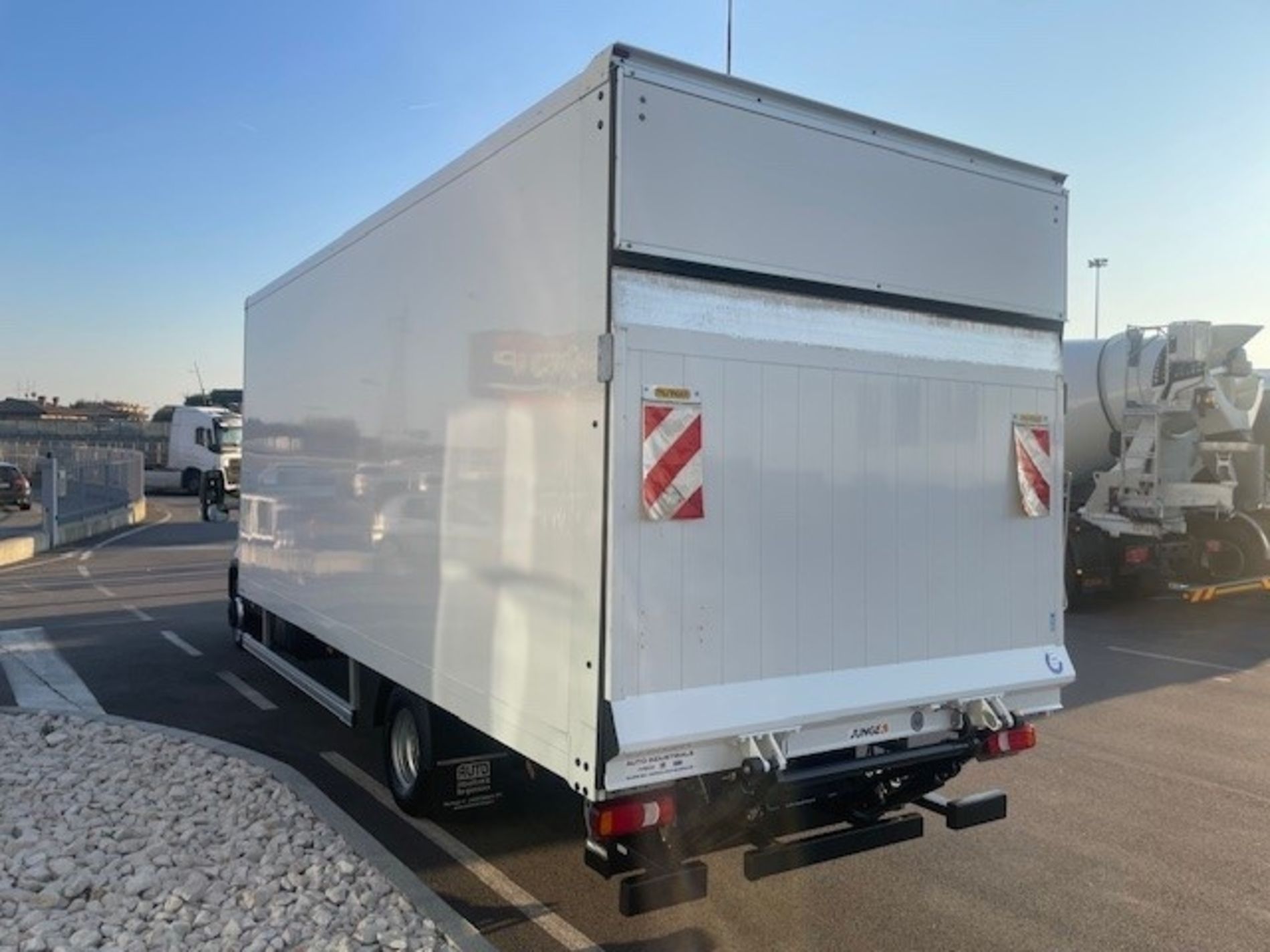 IVECO DAILY 72C18 AUTOMATICO CON BOX E SPONDA BATTUTA - AUTO INDUSTRIALE BERGAMASCA