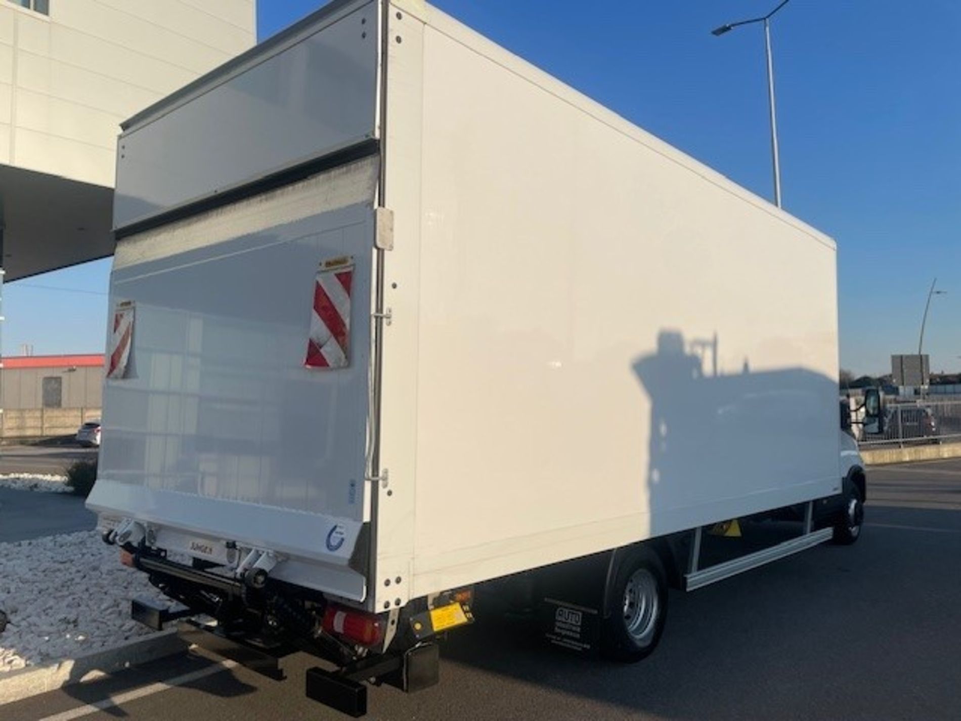 IVECO DAILY 72C18 AUTOMATICO CON BOX E SPONDA BATTUTA - AUTO INDUSTRIALE BERGAMASCA