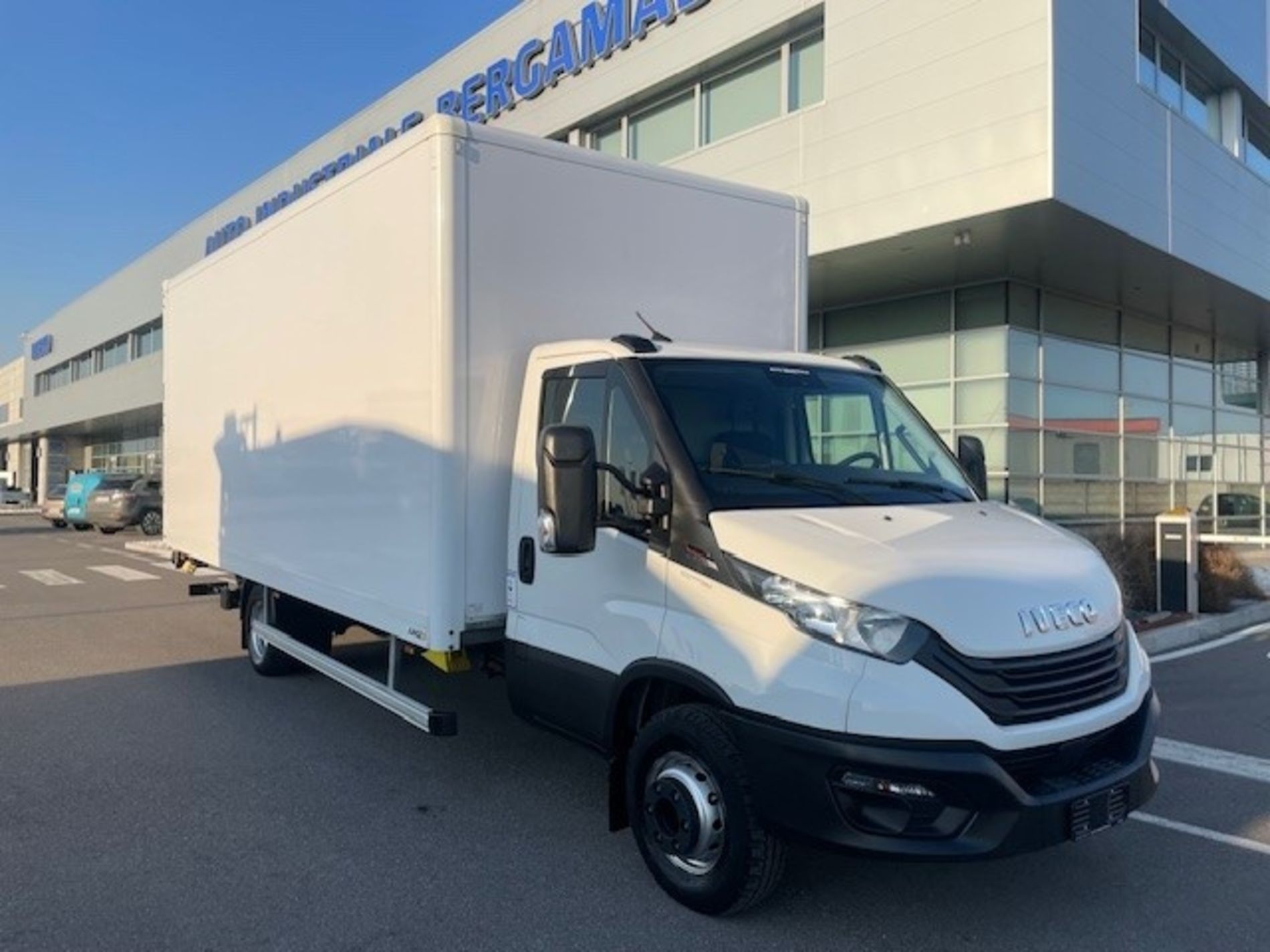 IVECO DAILY 72C18 AUTOMATICO CON BOX E SPONDA BATTUTA - AUTO INDUSTRIALE BERGAMASCA