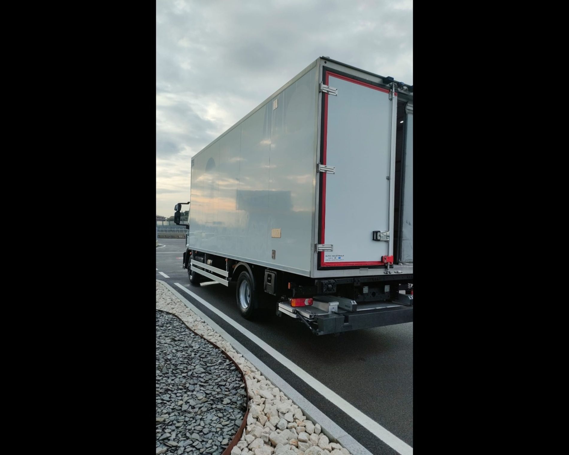 IVECO EUROCARGO ML 140 E 28/P CELLA ISOTERMICA CON SPONDA RETRATTILE  - AUTO INDUSTRIALE BERGAMASCA