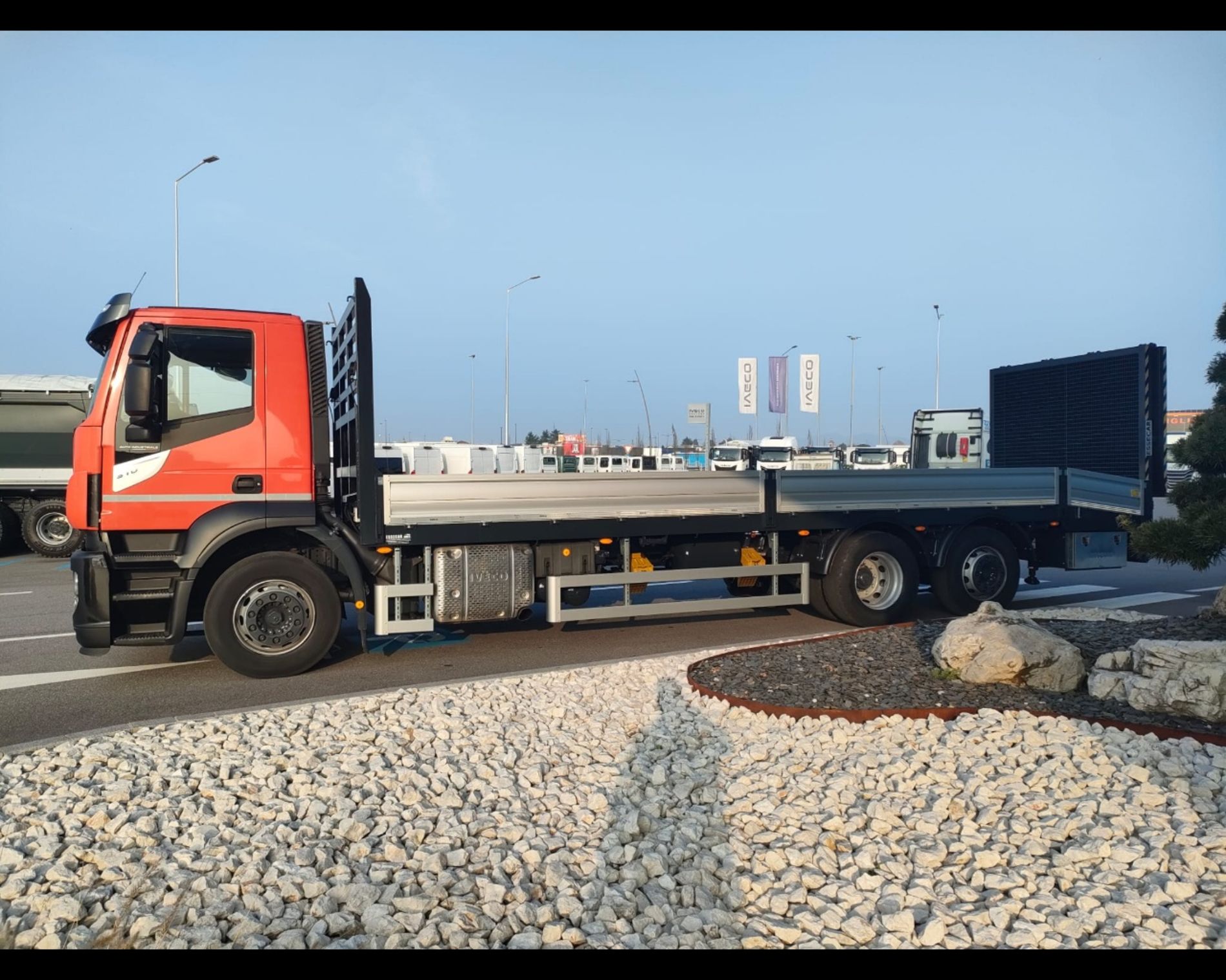 IVECO Stralis Hi Street 260 S31Y/PS - PIANALE CON RAMPE DI CARICO - AUTO INDUSTRIALE BERGAMASCA